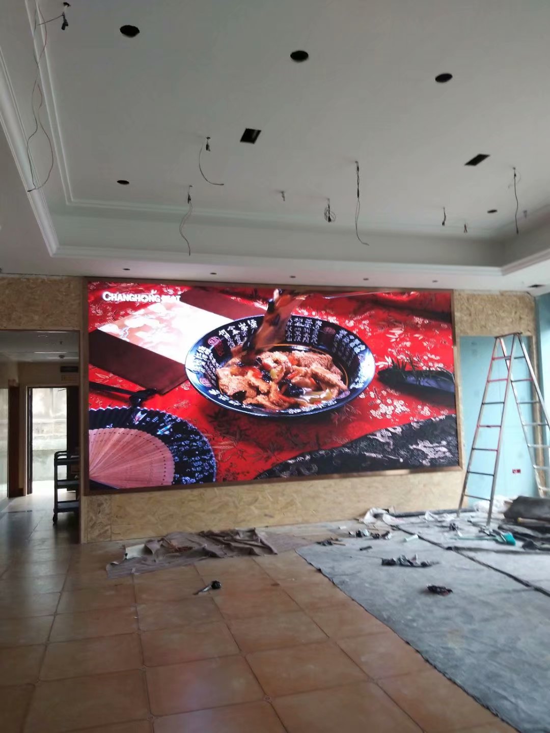 江陰新東升大酒店霧面P2.5室內(nèi)全彩LED顯示屏完美點亮！