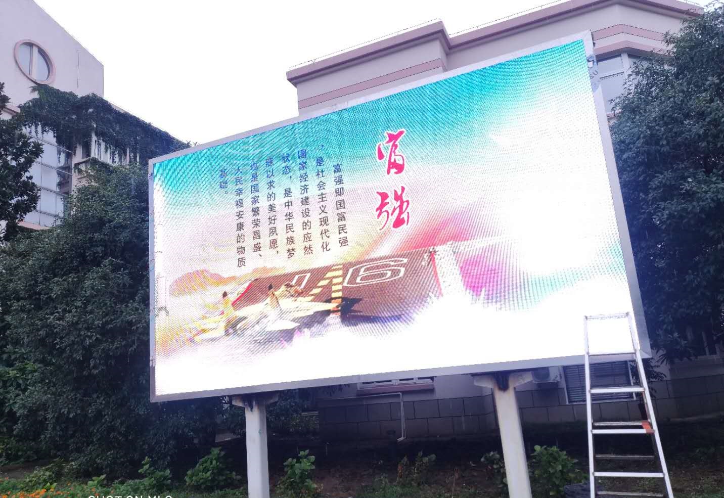 張家港外國(guó)語(yǔ)學(xué)校戶(hù)外P5“3高”LED顯示大屏完美顯示！